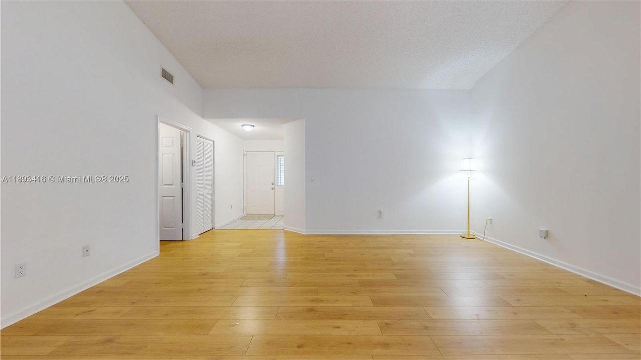 Recently Sold: $290,000 (2 beds, 2 baths, 1171 Square Feet)