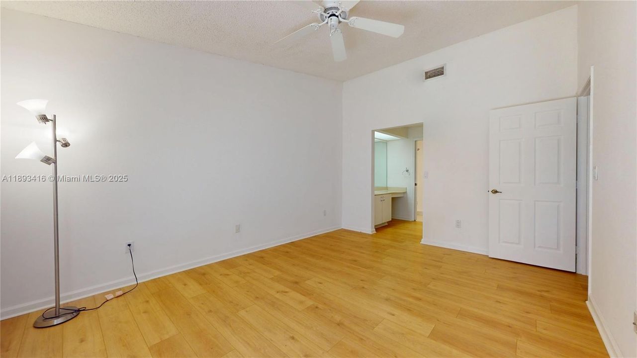 Recently Sold: $290,000 (2 beds, 2 baths, 1171 Square Feet)