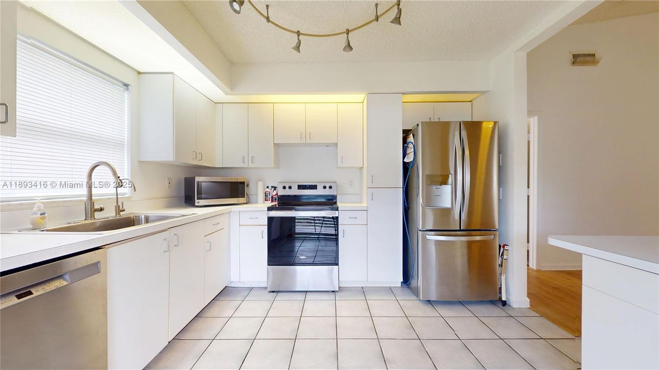 Recently Sold: $290,000 (2 beds, 2 baths, 1171 Square Feet)