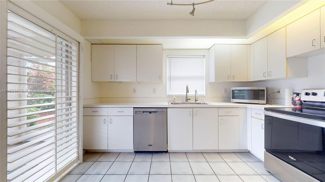 Recently Sold: $290,000 (2 beds, 2 baths, 1171 Square Feet)