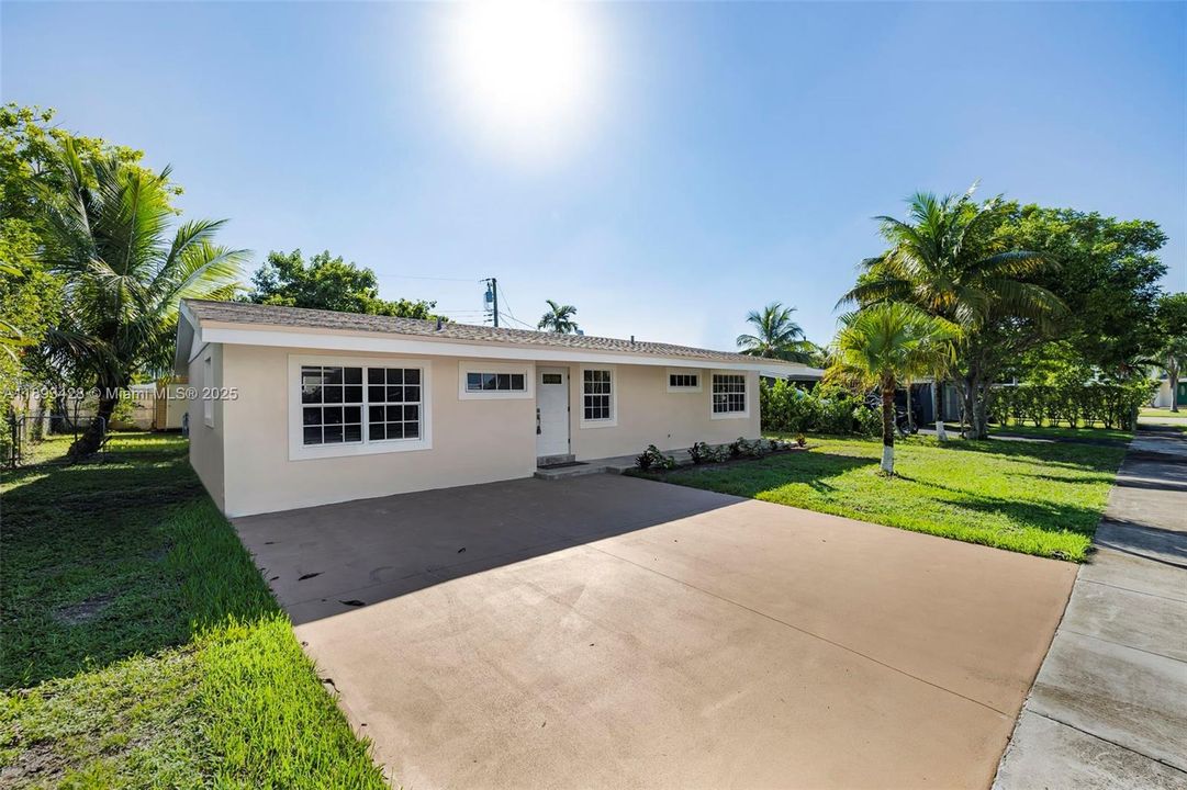 Active With Contract: $565,109 (4 beds, 2 baths, 1406 Square Feet)