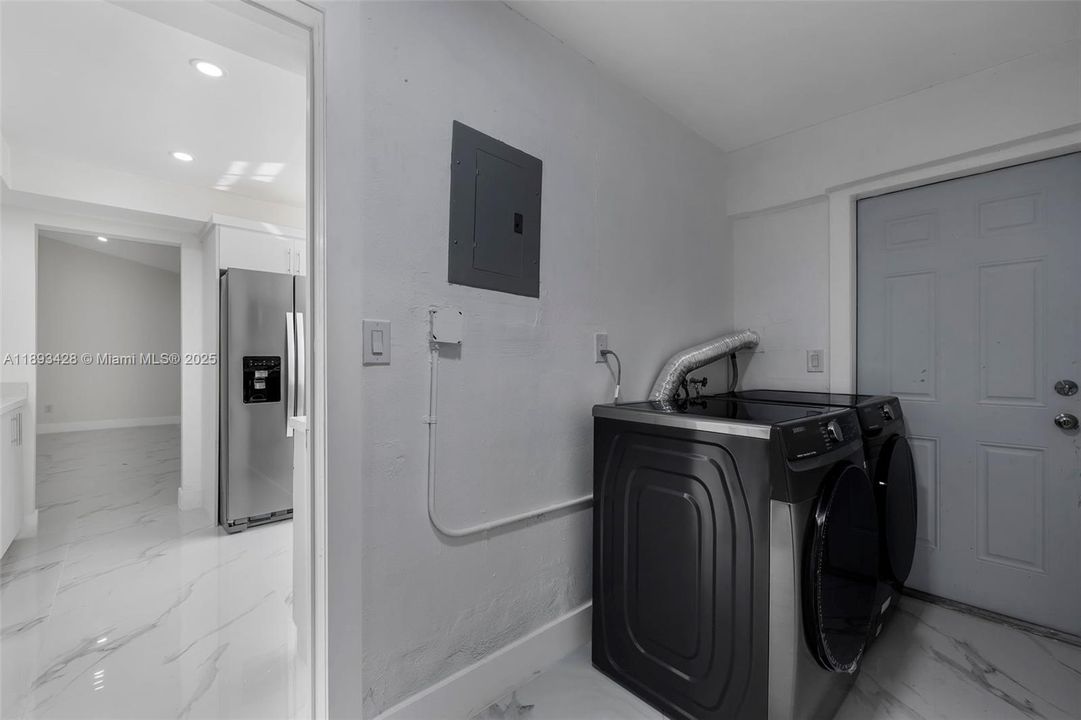 Active With Contract: $565,109 (4 beds, 2 baths, 1406 Square Feet)