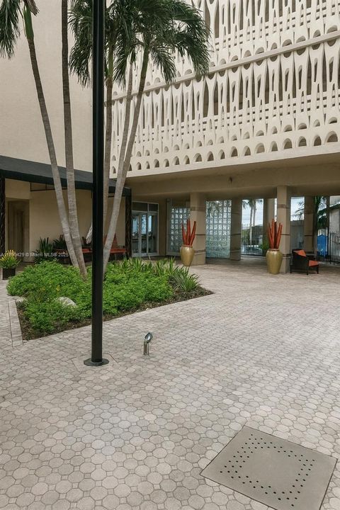 Под контрактом: $180,000 (1 спален, 1 ванн, 811 Квадратных фут)