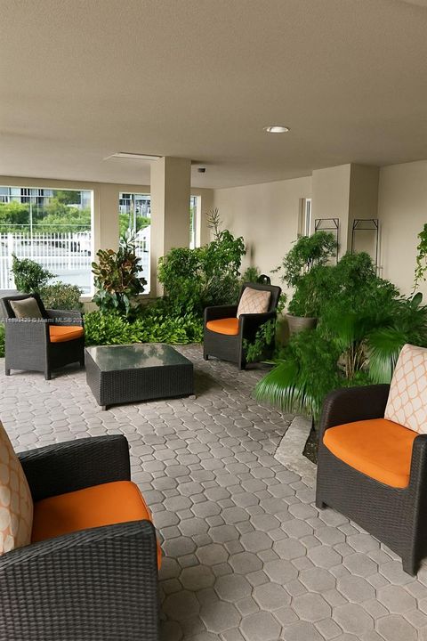 Под контрактом: $180,000 (1 спален, 1 ванн, 811 Квадратных фут)