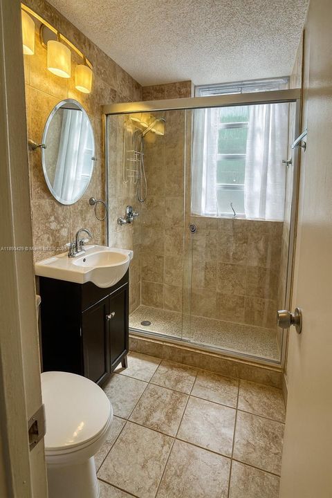 Под контрактом: $180,000 (1 спален, 1 ванн, 811 Квадратных фут)