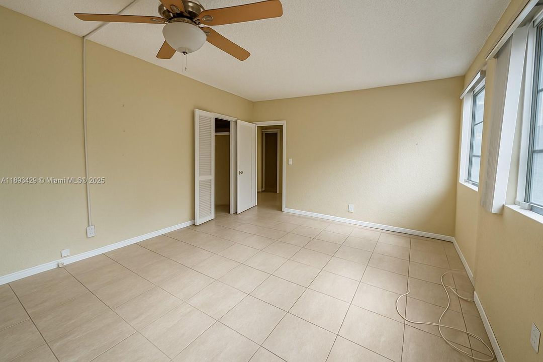 Под контрактом: $180,000 (1 спален, 1 ванн, 811 Квадратных фут)