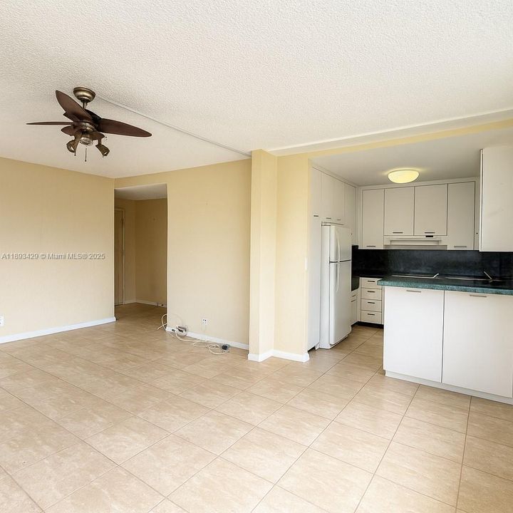 Под контрактом: $180,000 (1 спален, 1 ванн, 811 Квадратных фут)