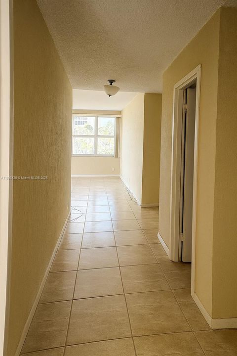 Под контрактом: $180,000 (1 спален, 1 ванн, 811 Квадратных фут)