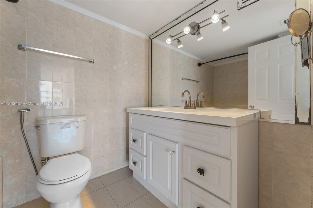 Active With Contract: $230,000 (2 beds, 2 baths, 1565 Square Feet)