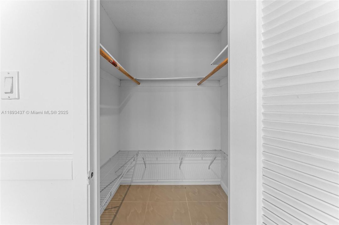 Active With Contract: $230,000 (2 beds, 2 baths, 1565 Square Feet)