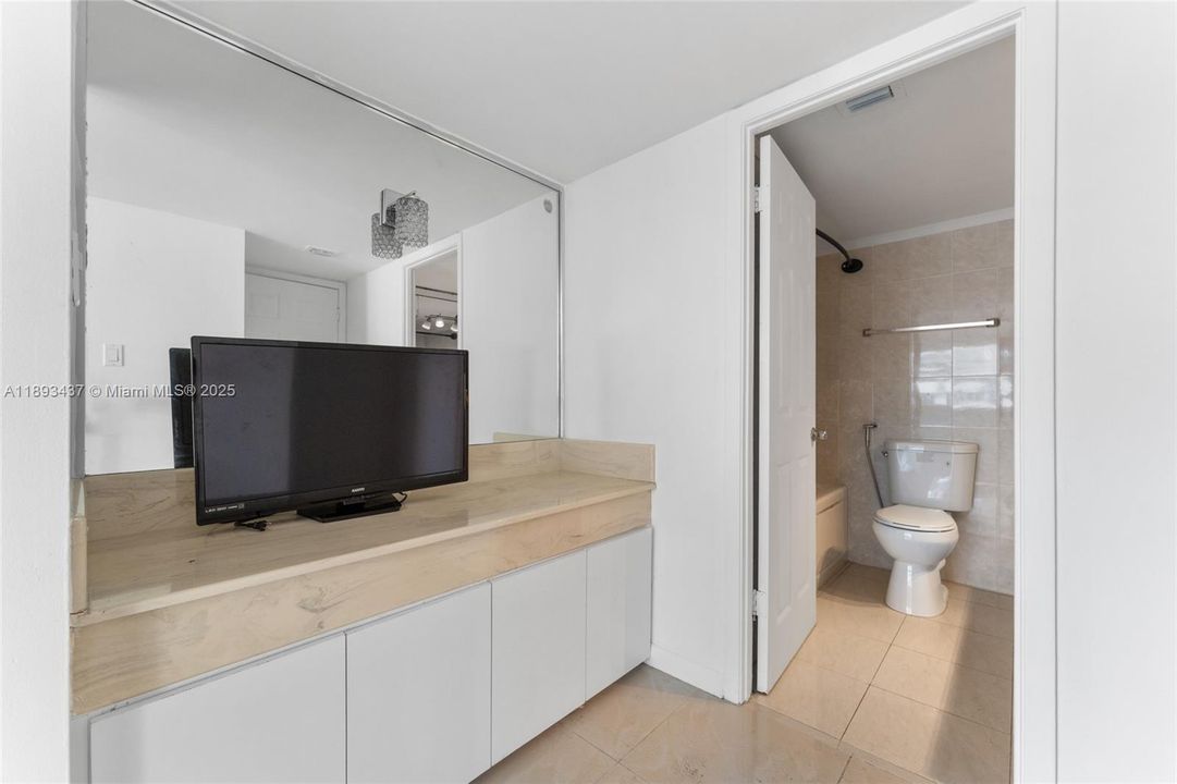 Active With Contract: $230,000 (2 beds, 2 baths, 1565 Square Feet)