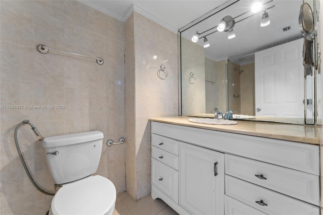 Active With Contract: $230,000 (2 beds, 2 baths, 1565 Square Feet)