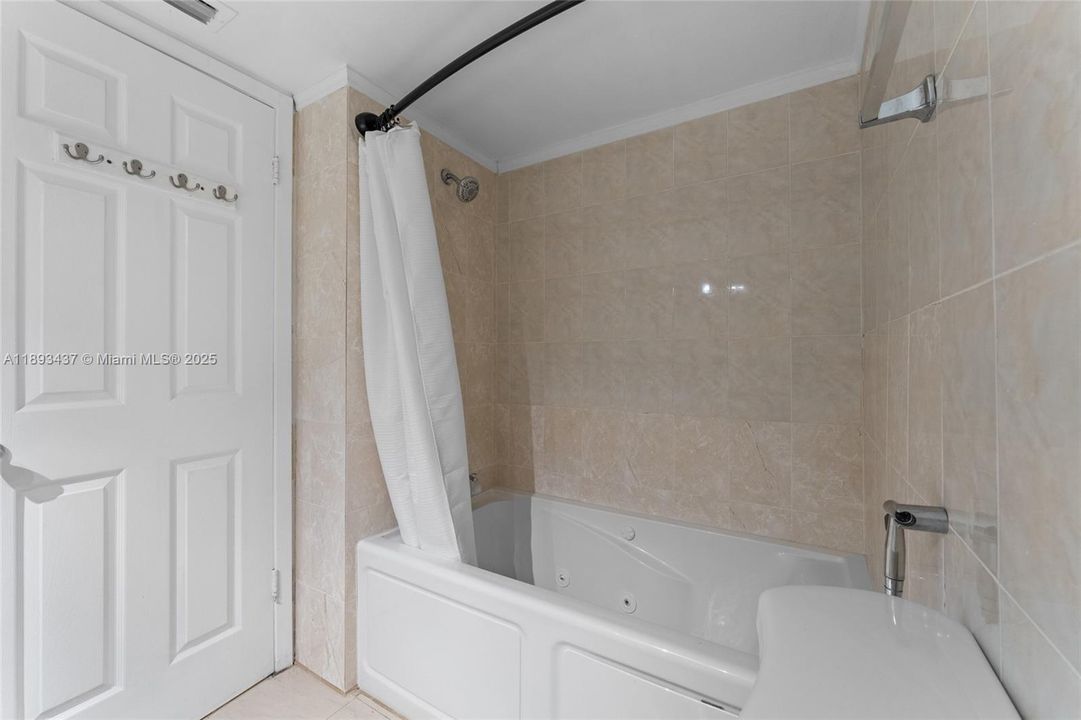 Active With Contract: $230,000 (2 beds, 2 baths, 1565 Square Feet)