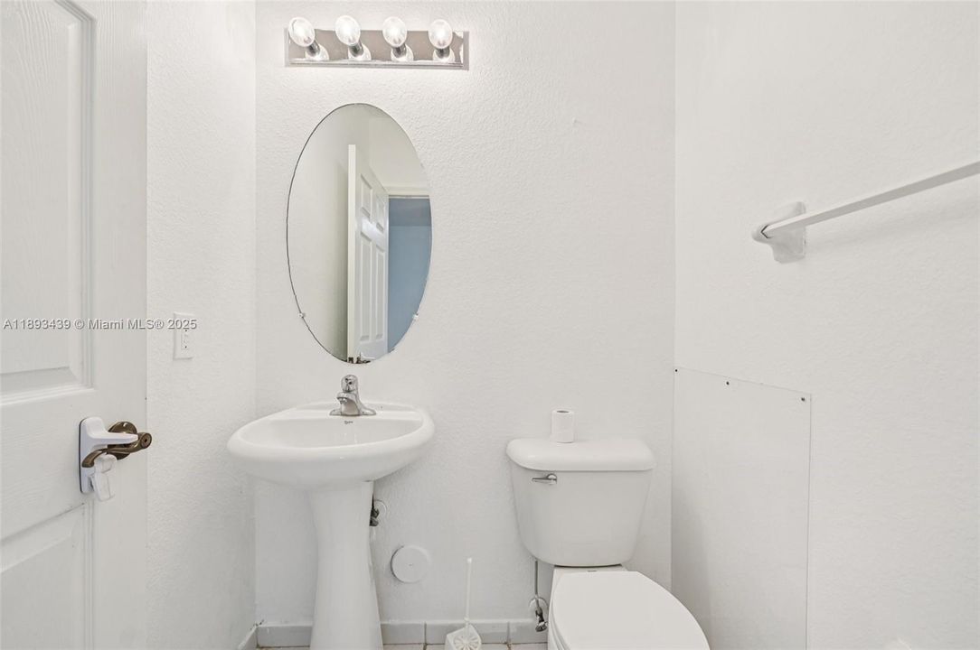 出租: $2,400 (3 贝兹, 2 浴室, 1905 平方英尺)