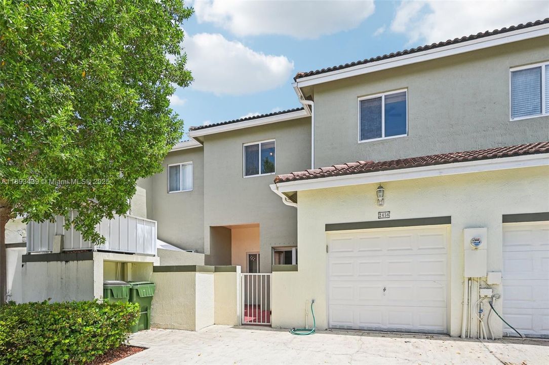 出租: $2,400 (3 贝兹, 2 浴室, 1905 平方英尺)