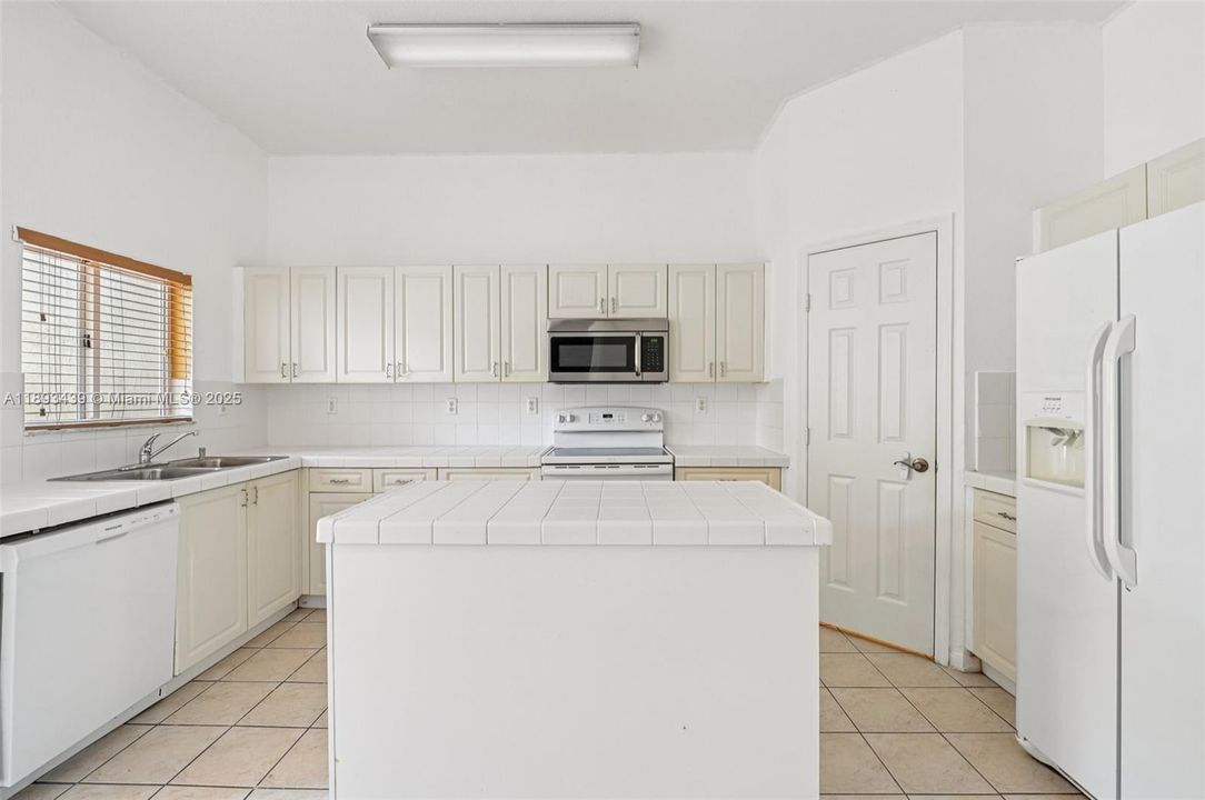 出租: $2,400 (3 贝兹, 2 浴室, 1905 平方英尺)