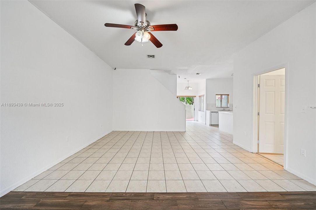 出租: $2,400 (3 贝兹, 2 浴室, 1905 平方英尺)