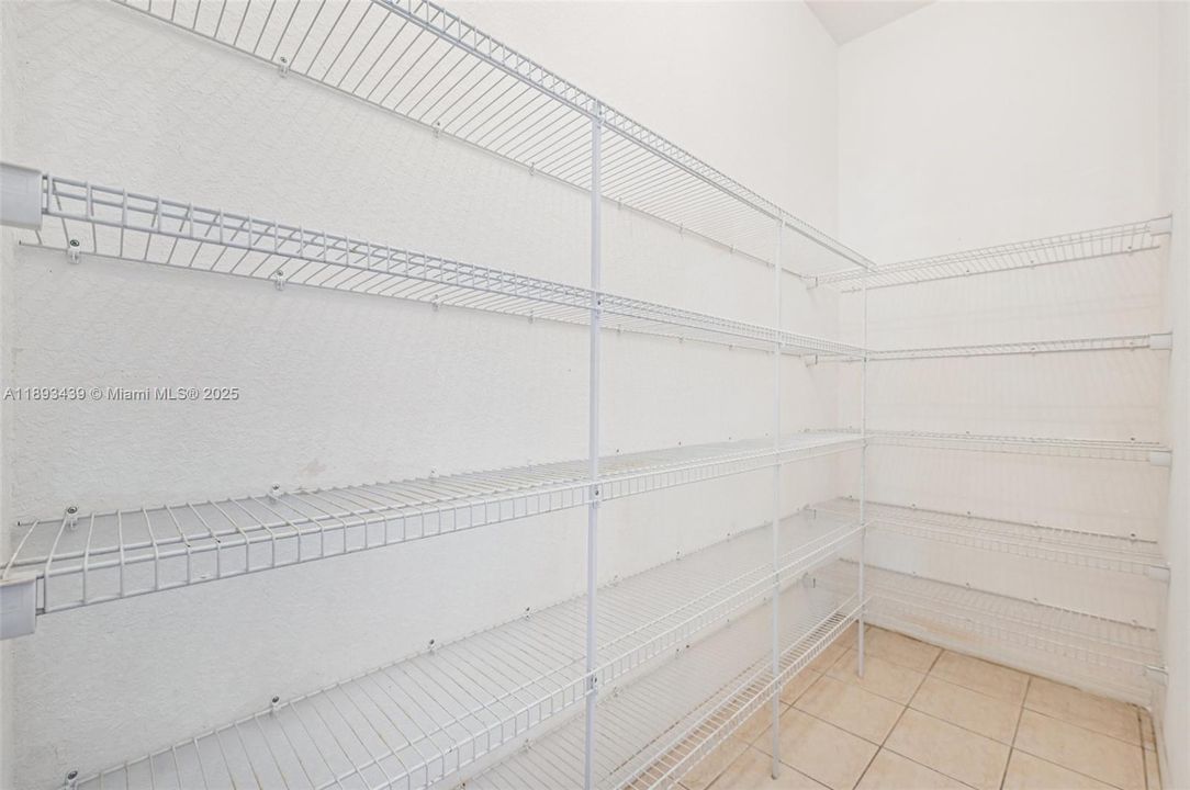 出租: $2,400 (3 贝兹, 2 浴室, 1905 平方英尺)