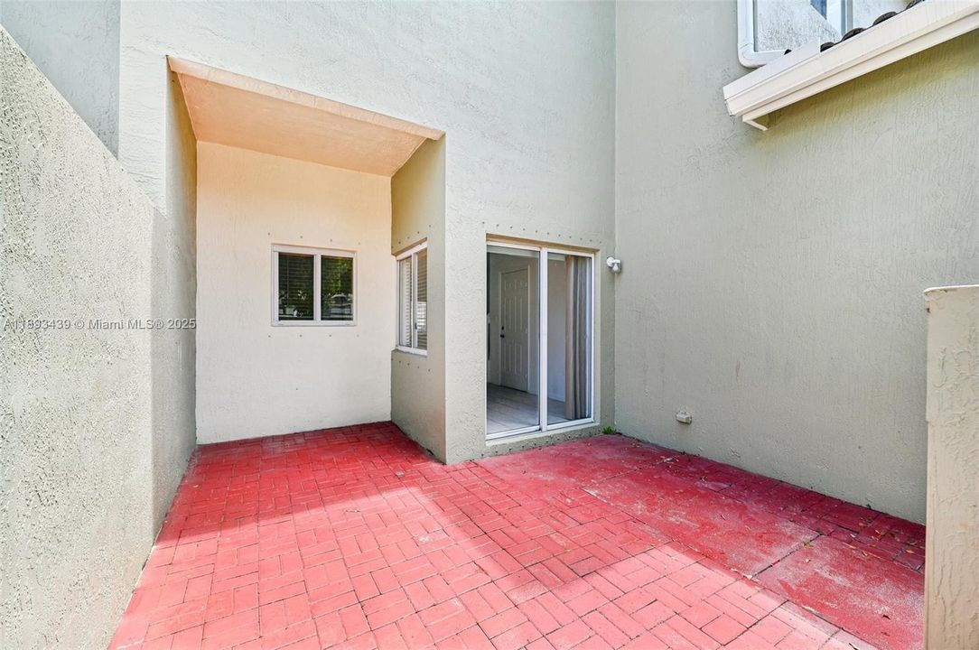 出租: $2,400 (3 贝兹, 2 浴室, 1905 平方英尺)