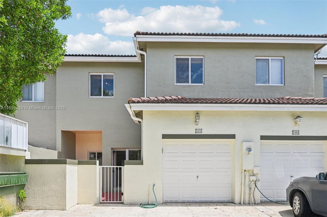 出租: $2,400 (3 贝兹, 2 浴室, 1905 平方英尺)