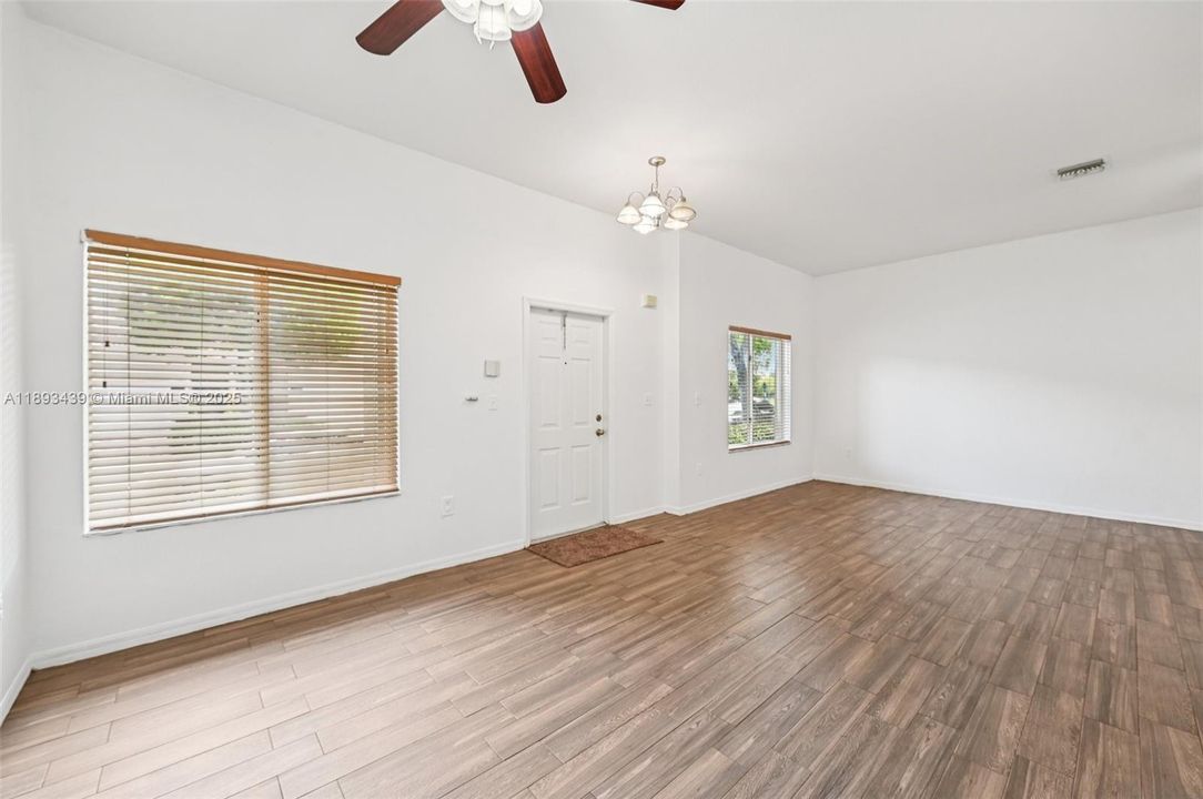 出租: $2,400 (3 贝兹, 2 浴室, 1905 平方英尺)