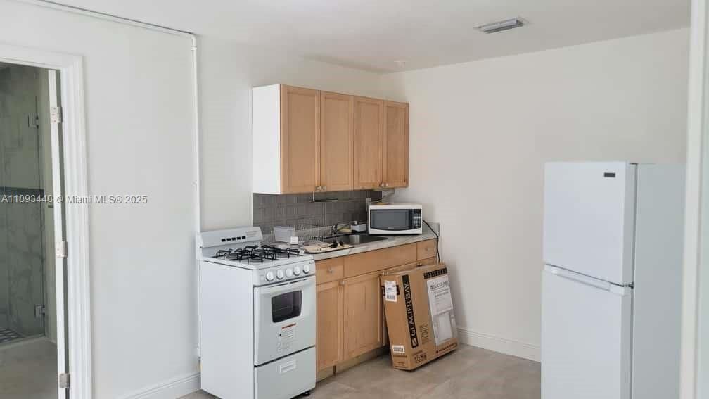 最近租的: $1,400 (1 贝兹, 1 浴室, 1909 平方英尺)