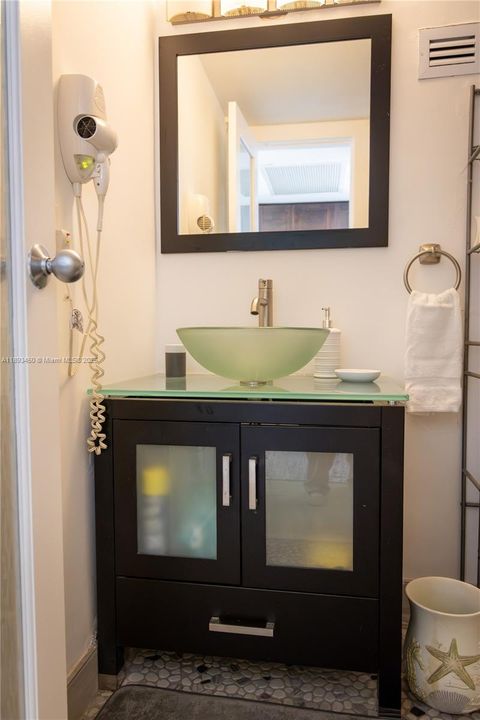 待售: $186,000 (0 贝兹, 1 浴室, 360 平方英尺)