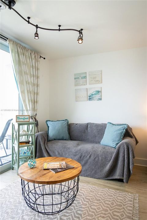 待售: $186,000 (0 贝兹, 1 浴室, 360 平方英尺)