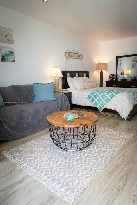 待售: $186,000 (0 贝兹, 1 浴室, 360 平方英尺)