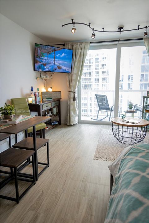 待售: $186,000 (0 贝兹, 1 浴室, 360 平方英尺)