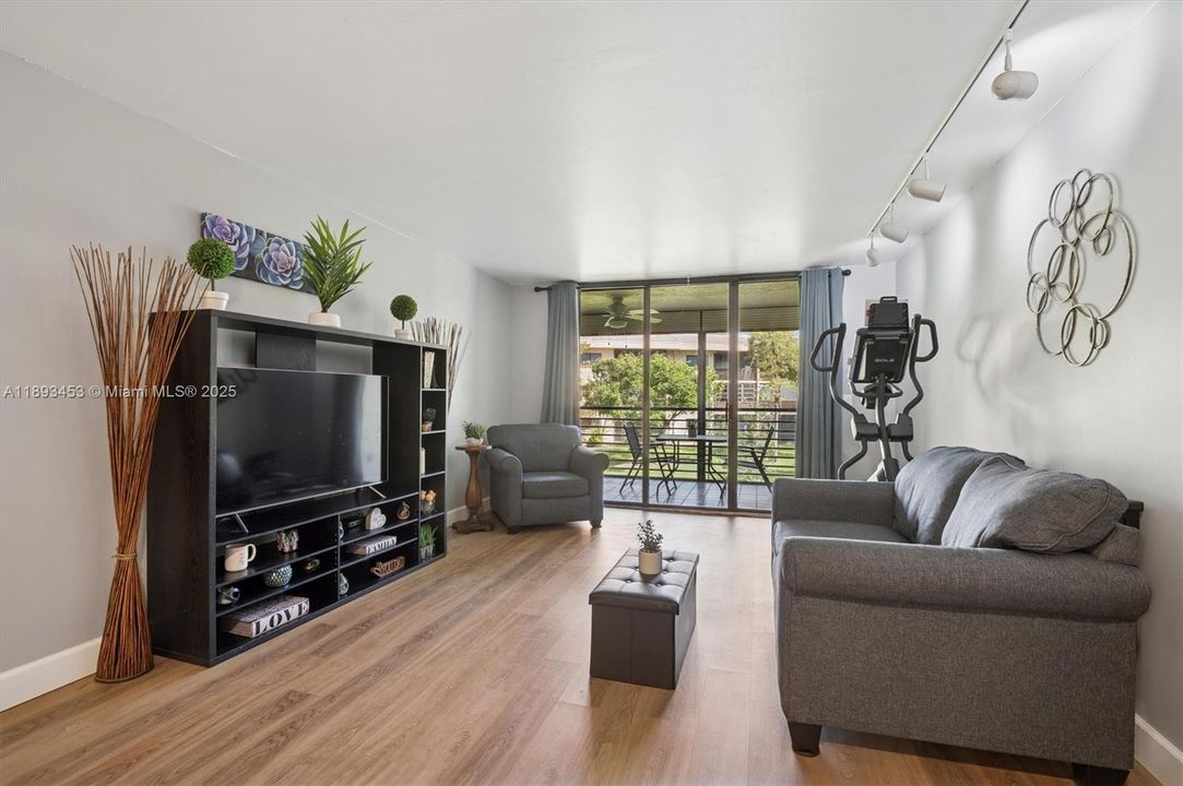 Active With Contract: $194,000 (2 beds, 2 baths, 1215 Square Feet)