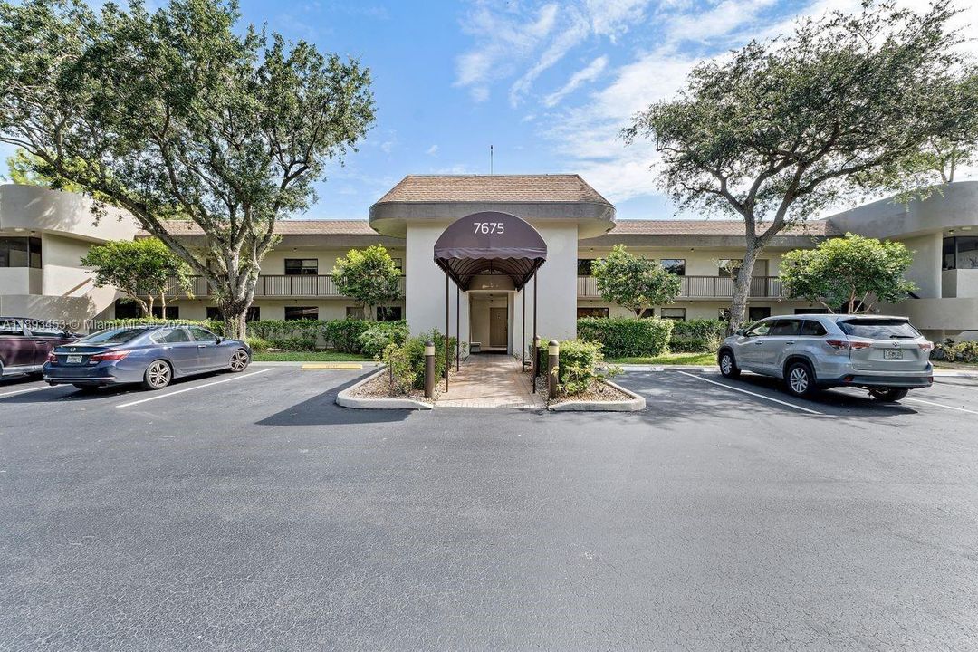 Active With Contract: $194,000 (2 beds, 2 baths, 1215 Square Feet)