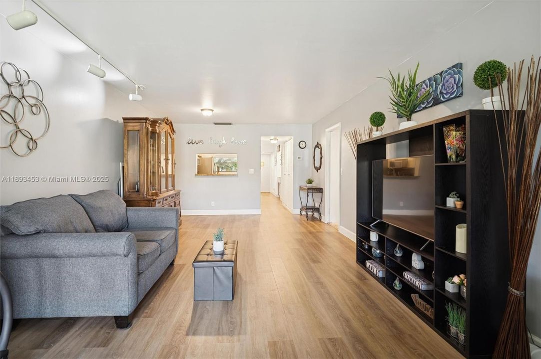 Active With Contract: $194,000 (2 beds, 2 baths, 1215 Square Feet)