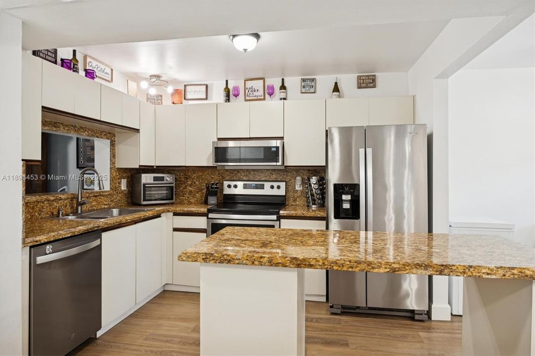 Active With Contract: $194,000 (2 beds, 2 baths, 1215 Square Feet)