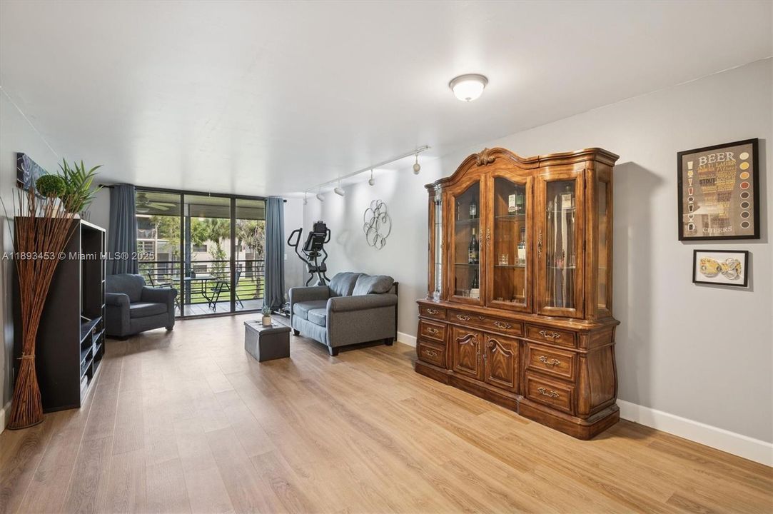 Active With Contract: $194,000 (2 beds, 2 baths, 1215 Square Feet)