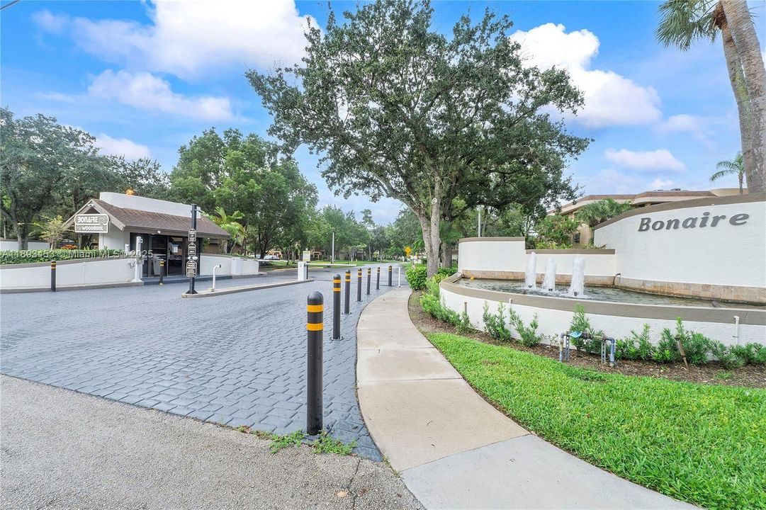 Active With Contract: $194,000 (2 beds, 2 baths, 1215 Square Feet)