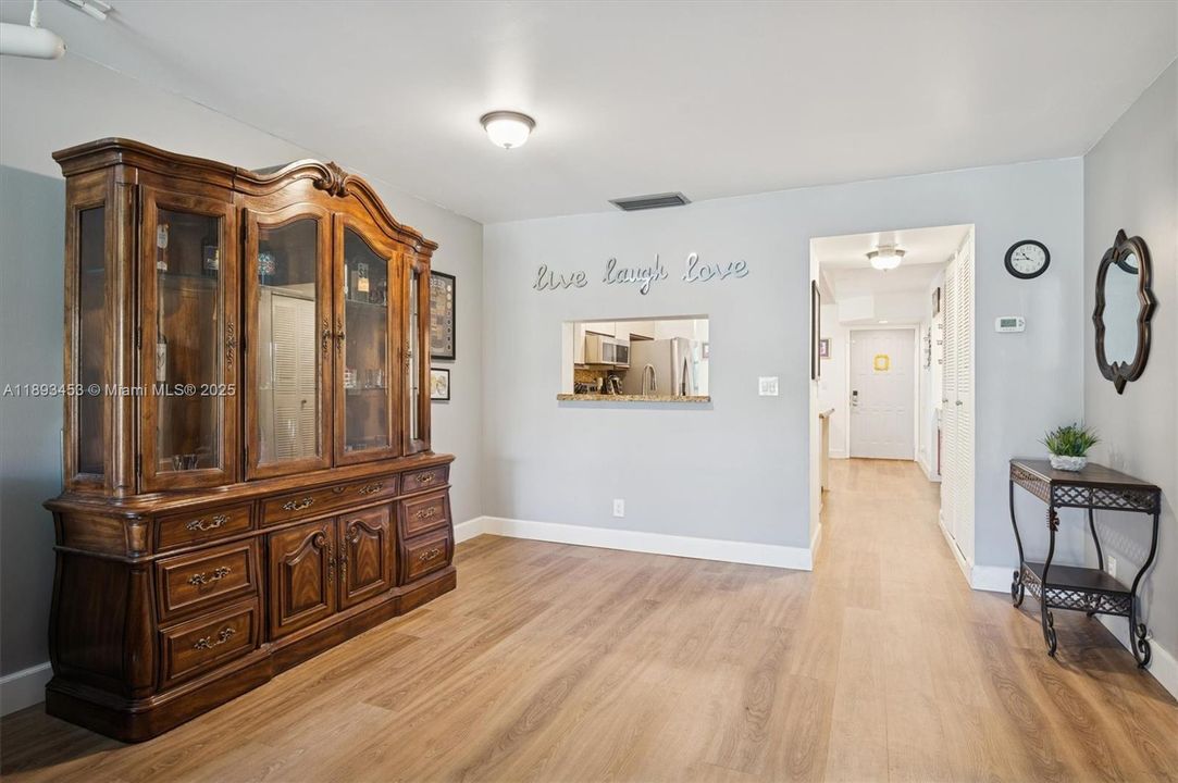 Active With Contract: $194,000 (2 beds, 2 baths, 1215 Square Feet)