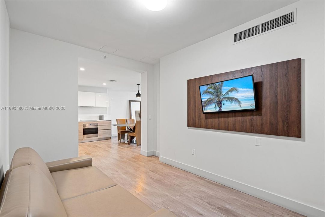 合同活跃: $484,900 (2 贝兹, 1 浴室, 822 平方英尺)