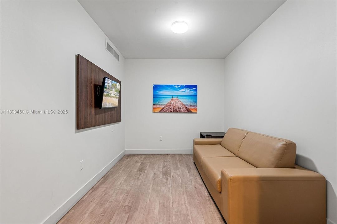 合同活跃: $484,900 (2 贝兹, 1 浴室, 822 平方英尺)