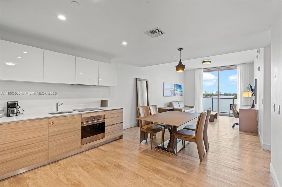 合同活跃: $484,900 (2 贝兹, 1 浴室, 822 平方英尺)