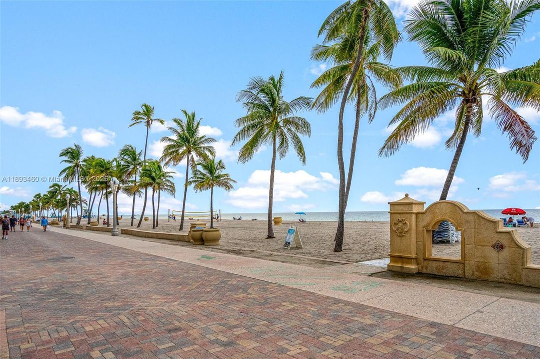 合同活跃: $484,900 (2 贝兹, 1 浴室, 822 平方英尺)