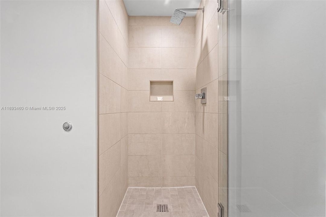 合同活跃: $484,900 (2 贝兹, 1 浴室, 822 平方英尺)