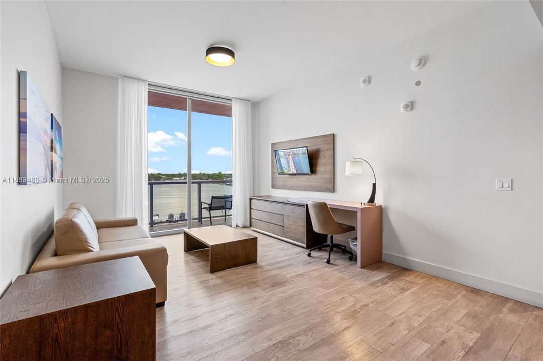 合同活跃: $484,900 (2 贝兹, 1 浴室, 822 平方英尺)