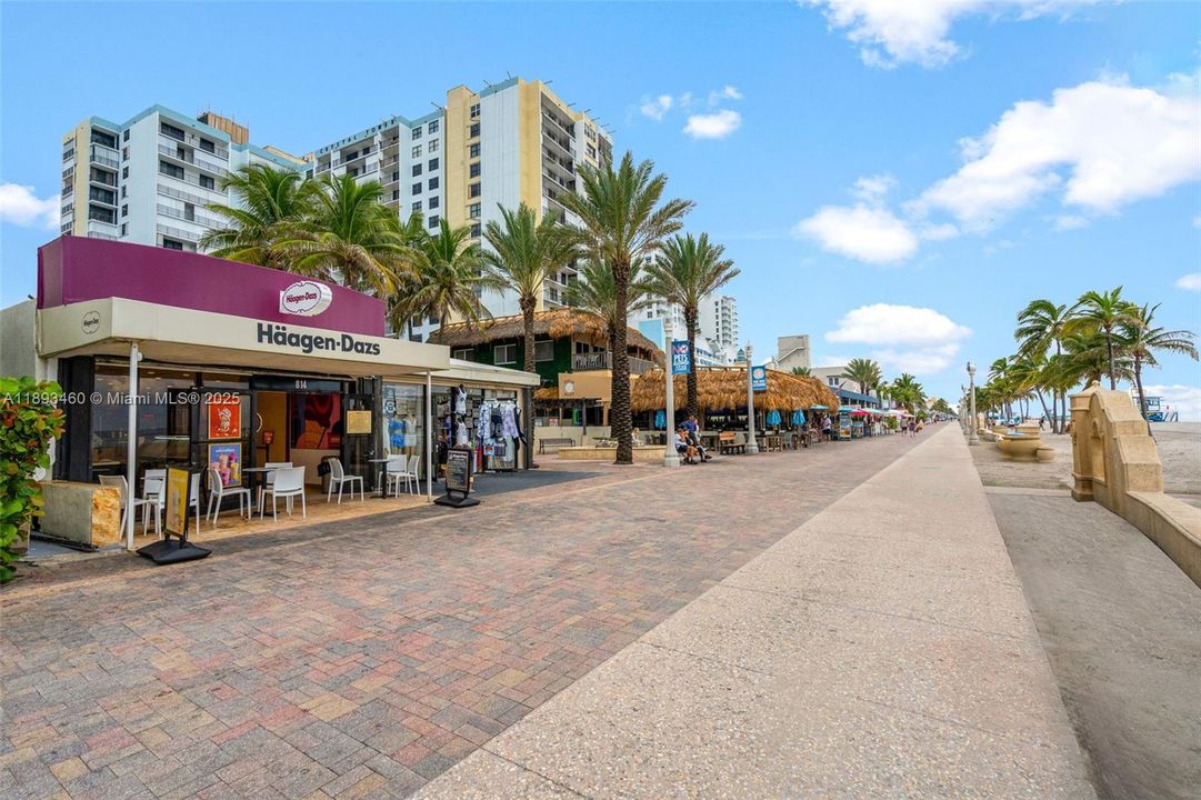 合同活跃: $484,900 (2 贝兹, 1 浴室, 822 平方英尺)