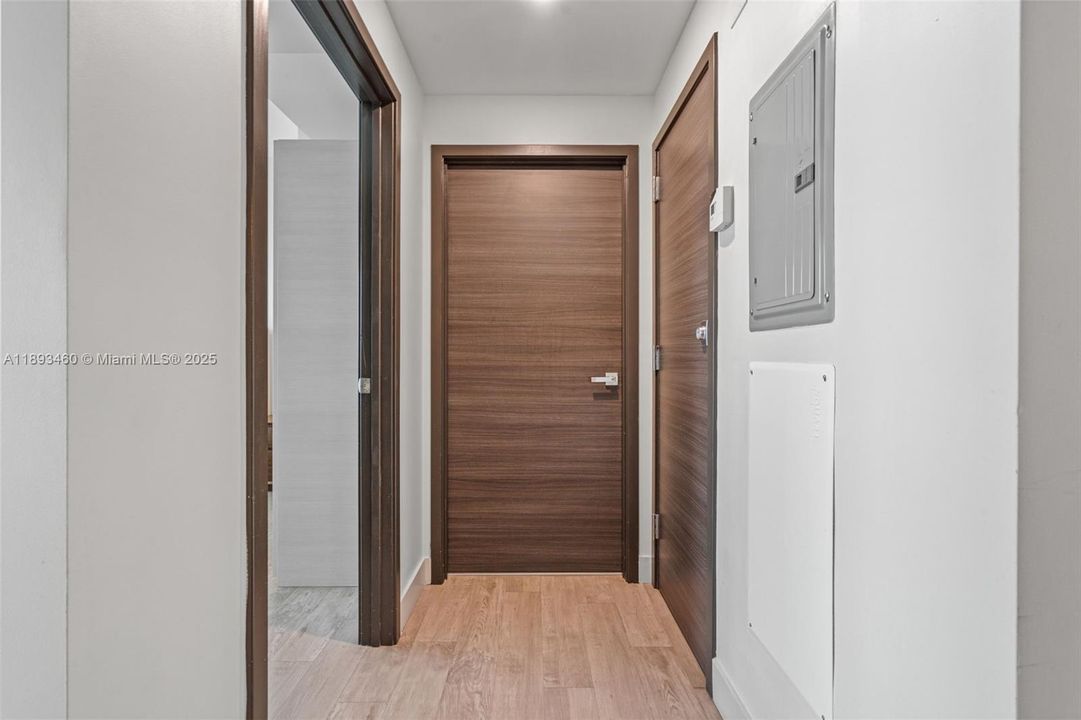 合同活跃: $484,900 (2 贝兹, 1 浴室, 822 平方英尺)