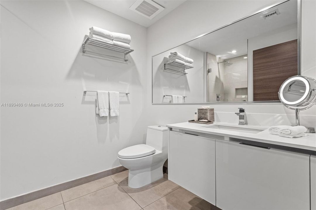 合同活跃: $484,900 (2 贝兹, 1 浴室, 822 平方英尺)