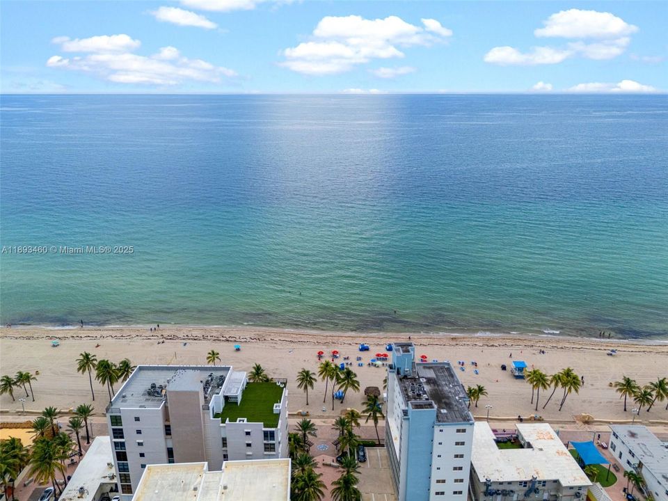 合同活跃: $484,900 (2 贝兹, 1 浴室, 822 平方英尺)