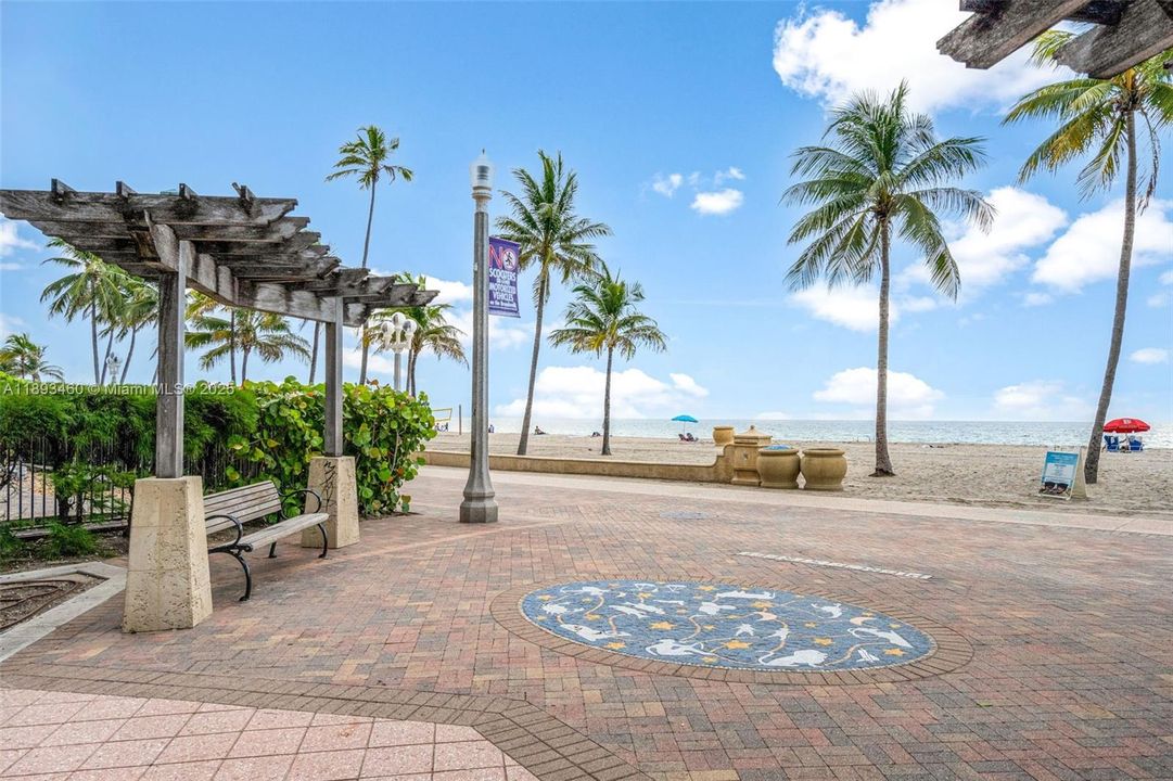 合同活跃: $484,900 (2 贝兹, 1 浴室, 822 平方英尺)