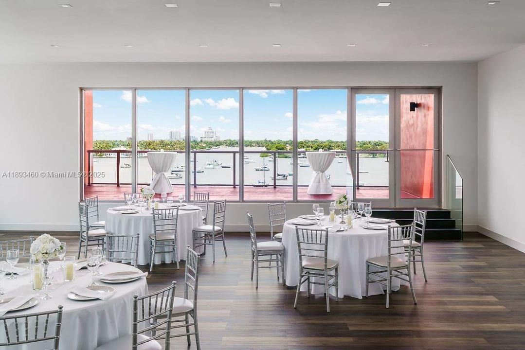 合同活跃: $484,900 (2 贝兹, 1 浴室, 822 平方英尺)