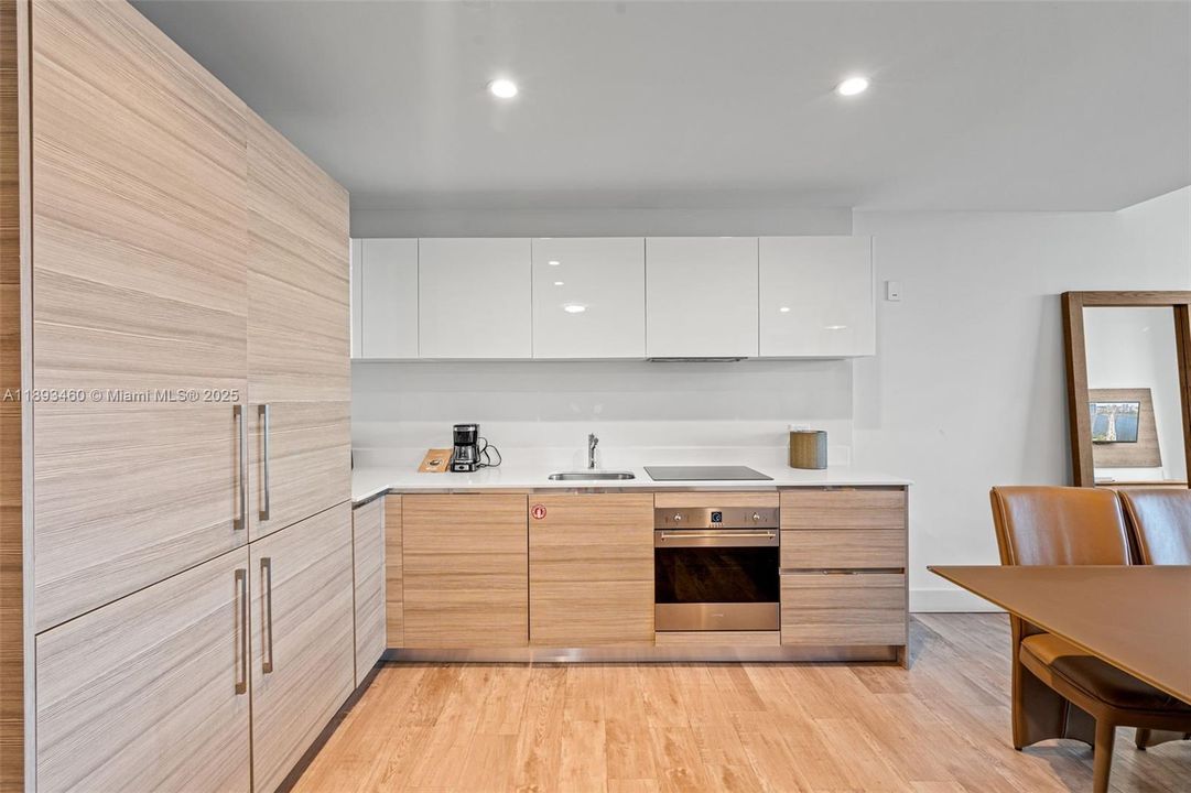 合同活跃: $484,900 (2 贝兹, 1 浴室, 822 平方英尺)